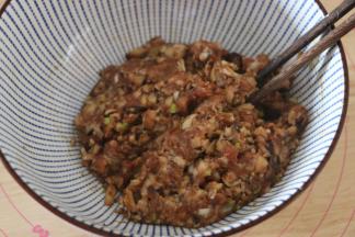 将猪肉馅加入生抽、蚝油、料酒、五香粉、淀粉、盐，顺着一个方向搅拌成肉馅备用。加入香菇碎，葱花，搅拌均匀。