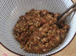 将猪肉馅加入生抽、蚝油、料酒、五香粉、淀粉、盐，顺着一个方向搅拌成肉馅备用。加入香菇碎，葱花，搅拌均匀。