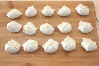 馄饨皮，包入一勺肉馅，包成喜欢的样子。