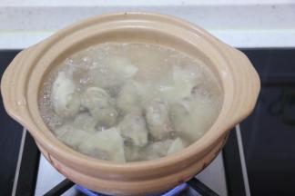 将包好的馄饨煮熟。