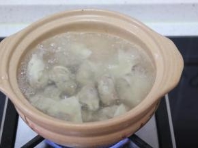 将包好的馄饨煮熟。