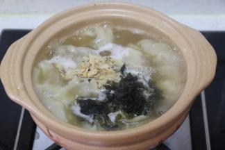 加入紫菜、虾皮，