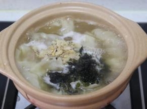 加入紫菜、虾皮，