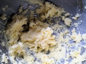 黄油软化后加入糖粉，打发至完全吸收