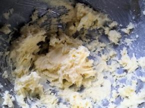黄油软化后加入糖粉，打发至完全吸收