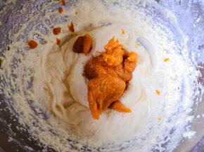 黄油打发至体积增大，颜色发白后，加入朗姆酒打匀，再加入南瓜泥