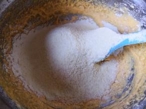 所有粉类事先混合过筛一次，再筛入打发好的黄油中