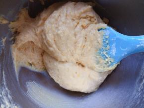 翻拌至面糊呈现出有光泽的状态