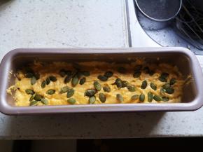 表面撒上南瓜籽仁，震几下模具