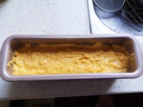 装入一次性裱花袋中，均匀挤入模具