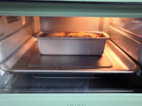 放入预热好的烤箱中下层140度，烤制约45分钟。烤制约10分钟的时候，刀子沾水从中间划一道