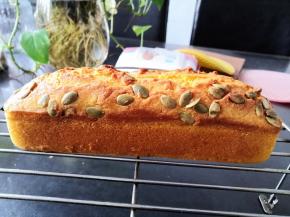 脱模后，趁着有点余温裹上保鲜膜冷藏1天后食用，口感更佳