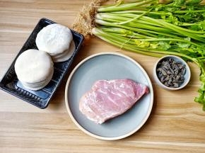 选择新鲜食材来包饺子。