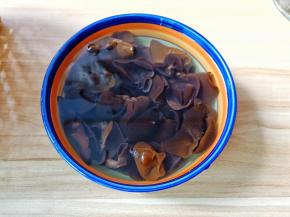 木耳加温水泡发再清洗干净。