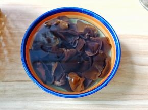 木耳加温水泡发再清洗干净。