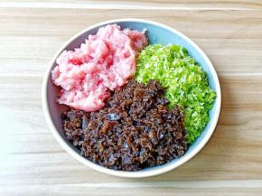 把芹菜、木耳、猪肉都剁碎。