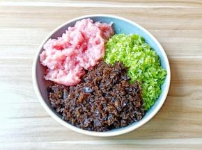 把芹菜、木耳、猪肉都剁碎。