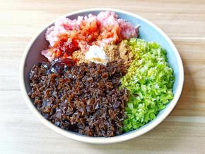 加入盐、十三香、生抽、蚝油、鸡精。