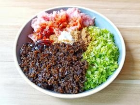 加入盐、十三香、生抽、蚝油、鸡精。