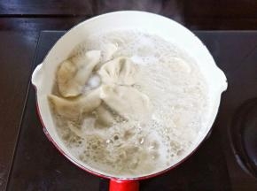 水开下饺子大火煮。