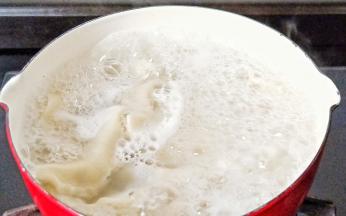 煮饺子时加一点点盐，饺子皮会更加劲道。