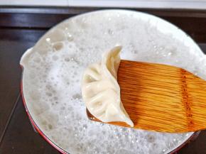 待饺子完全浮起就熟了。