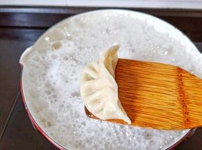 待饺子完全浮起就熟了。