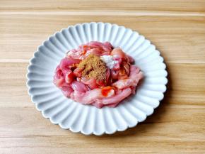 里脊肉竖着切条加入调味料【除番茄酱，淀粉以外】