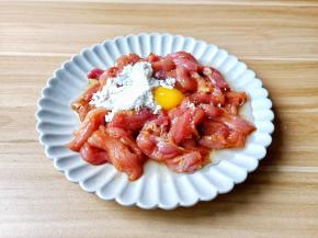 腌制后加入鸡蛋一个【里脊肉少可以选择小个鸡蛋】玉米淀粉【玉米淀粉可以把里脊肉裹一层，吃的时候外酥里嫩】