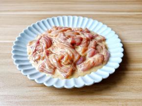 搅拌上浆【淀粉的量可以拿一根肉丝看一下，肉丝挂上糊就正好】