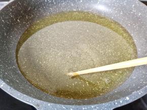 锅多放一点油，油温用筷子试一下，筷子周围冒泡泡就正好。