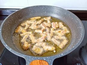 里脊肉要一根根下，等定型后再用筷子拌。