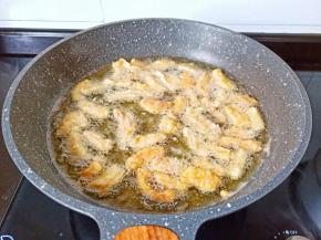 煎至两面金黄捞出。