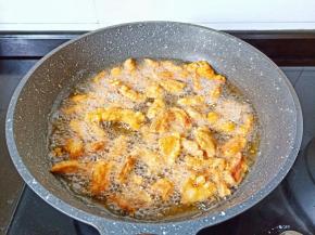 等油温再次上升放里脊肉复炸再一次盛盘。