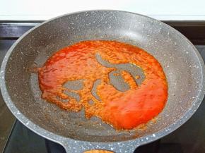 锅里留一点底油，放入番茄酱开小火翻炒一下下。