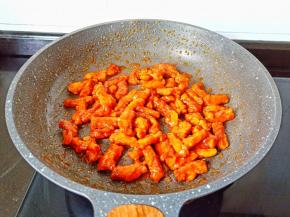 放入里脊肉反复颠几下，让每根里脊肉都裹上番茄酱。