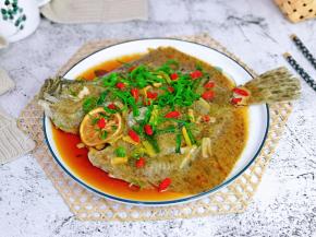 取出蒸好的鱼，撒上葱花，泡好的枸杞点缀。