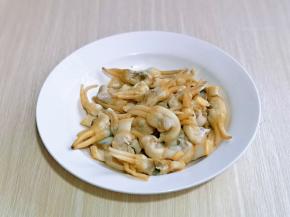 煮好的蛏子，将蛏肉取下来，冲洗干净。