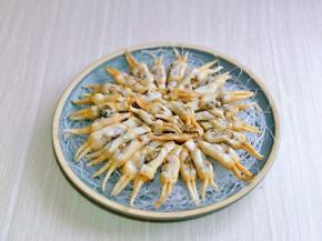 再把蛏肉摆在粉丝上面。