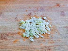 大蒜去皮切碎。