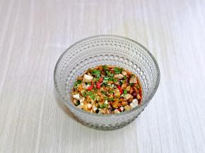 加入枸杞。葱花，生抽，盐，十三香。