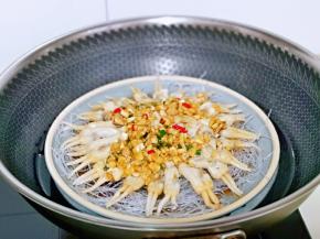 将调味汁淋在盘中，上锅隔水蒸3-4分即可。