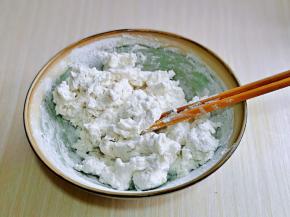 一边用筷子搅拌成絮状，基本图中这个状态就可以了。