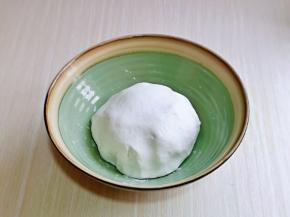 再揉成面团，无需揉光滑。