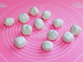 将面团分成12等份，盖上湿布或者保鲜膜，避免面团风干。