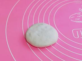 收口捏紧，朝下，再用掌心轻轻压扁。