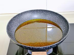 起油锅，待油温升高，适量可以多一点。