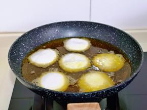 依次摆入糕胚，小火慢炸。