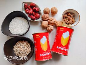 先备齐材料，我用的薏米是炒熟的，所以看起来颜色有点黄，做米饭需要提前浸泡再用。