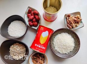 核桃去皮取核桃仁，葡萄干清水淘洗干净（有沙），需要用到的米分别称量好。